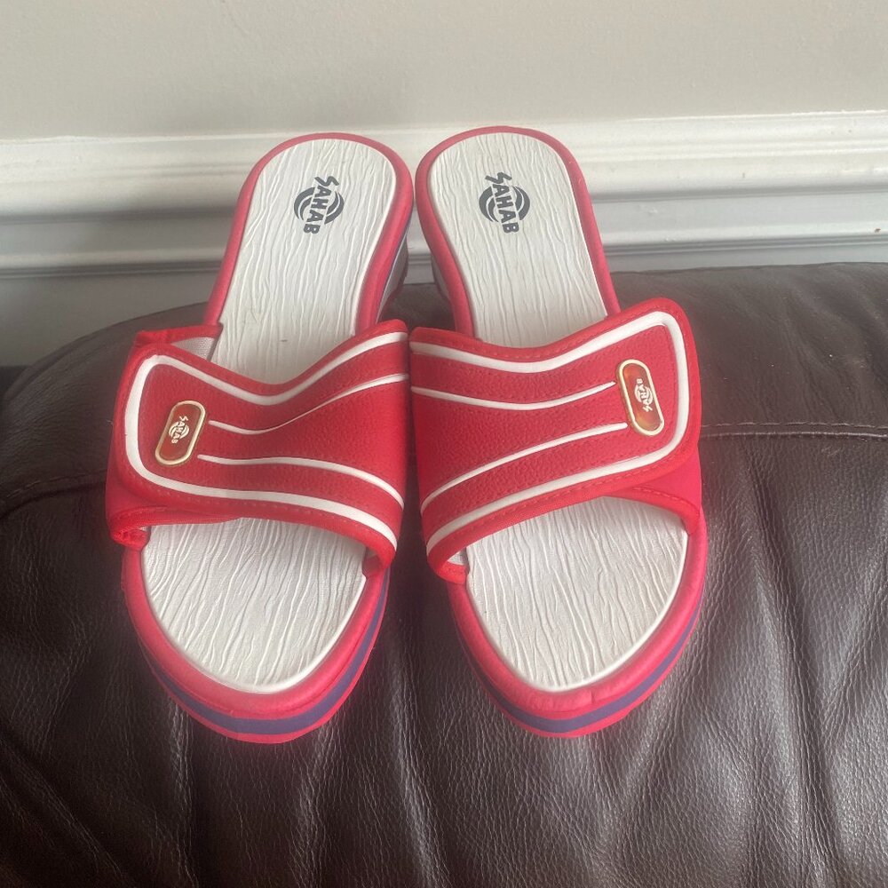 LIGHT NEW  SANDALS .